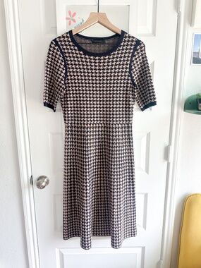 Ann Taylor Size Small Black Camel Houndstooth Knit Short Sleeve Sweater Dress